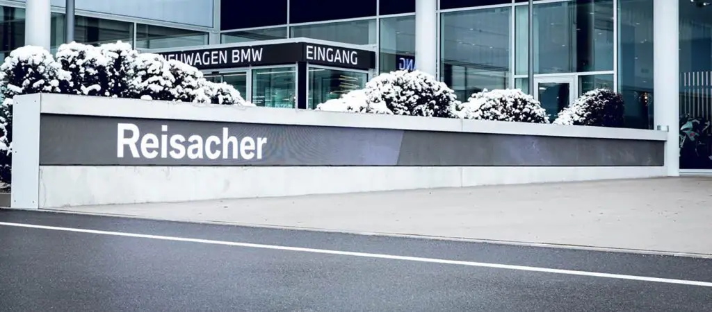 LED-Bande vor BMW-Reisacher in die Säule integriert