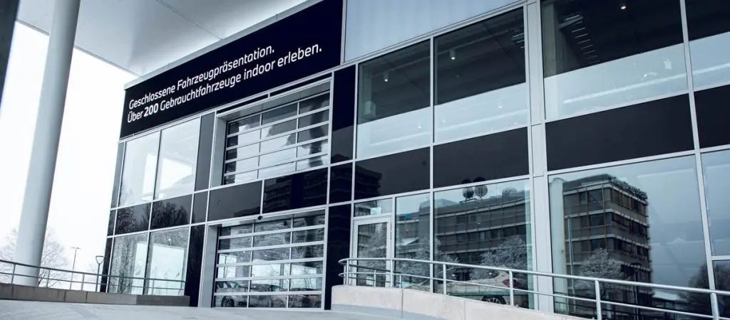 Außenaufnahme von BMW Reisacher in Augsburg mit der LED-Wall in der Außenfassade oben