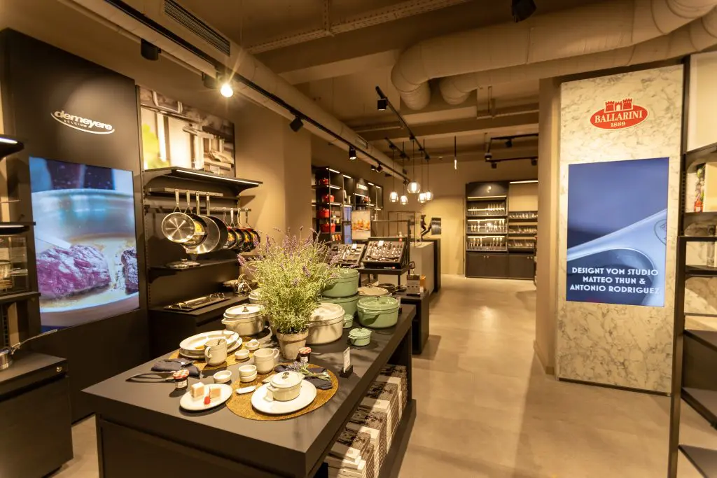 Zwilling-Store mit zwei Digital Signage Screens inmitten von Produkten