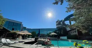 Außenansicht Titania Therme mit Pool und Rutsche