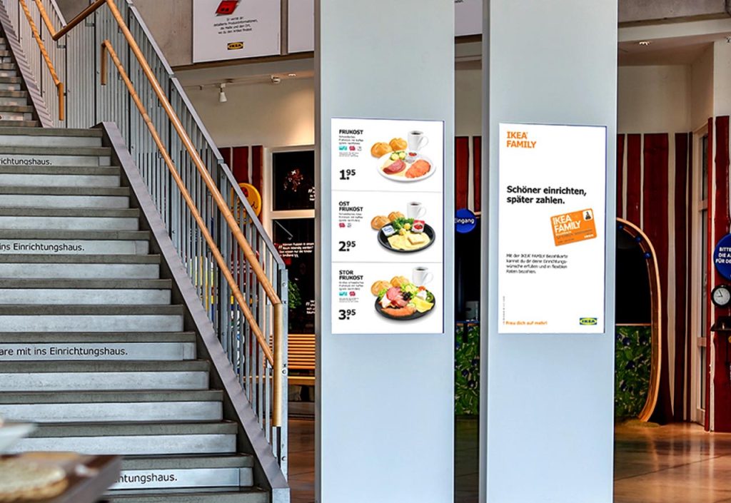 Digital Signage Stele im Eingangsbereich von IKEA
