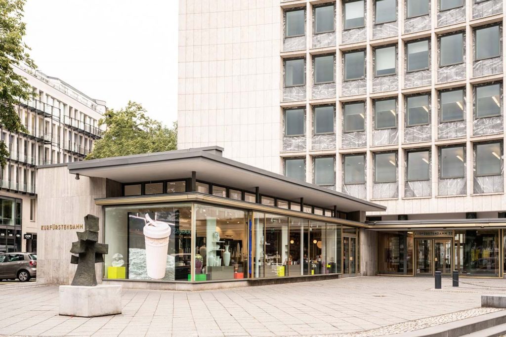 Außenaufnahme des Stores der Königlichen Porzellan Manufaktur am Kurfürstendamm in Berlin mit einem großen Schaufenster-Screen