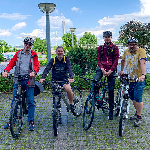 Vier Personen auf dem Fahrrad