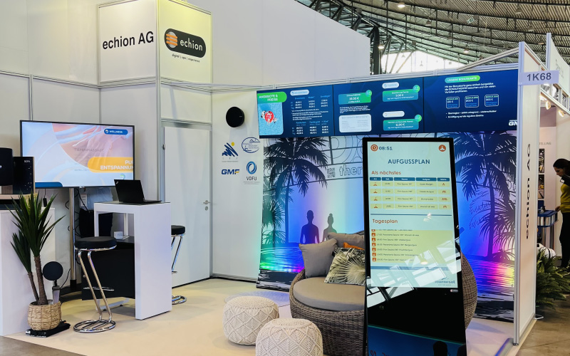 Messestand der echion AG mit Screens, Tresen und Sitzgelegenheiten